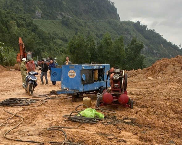 Nổ mìn phá tảng đá 200 m3 chắn ngang QL27C, dự kiến thông tuyến đèo Khánh Lê vào chiều 17/12 - Ảnh 1.