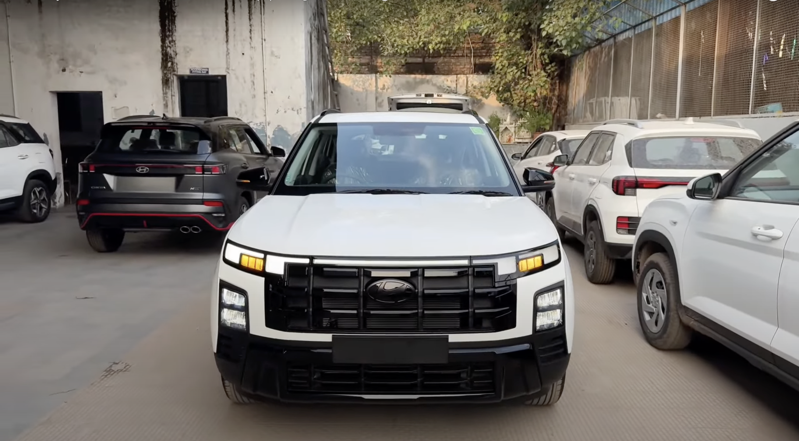 Cận cảnh Hyundai Creta 2025 tại đại lý: Giá từ 594 triệu đồng, nội thất thay đổi hoàn toàn- Ảnh 1.