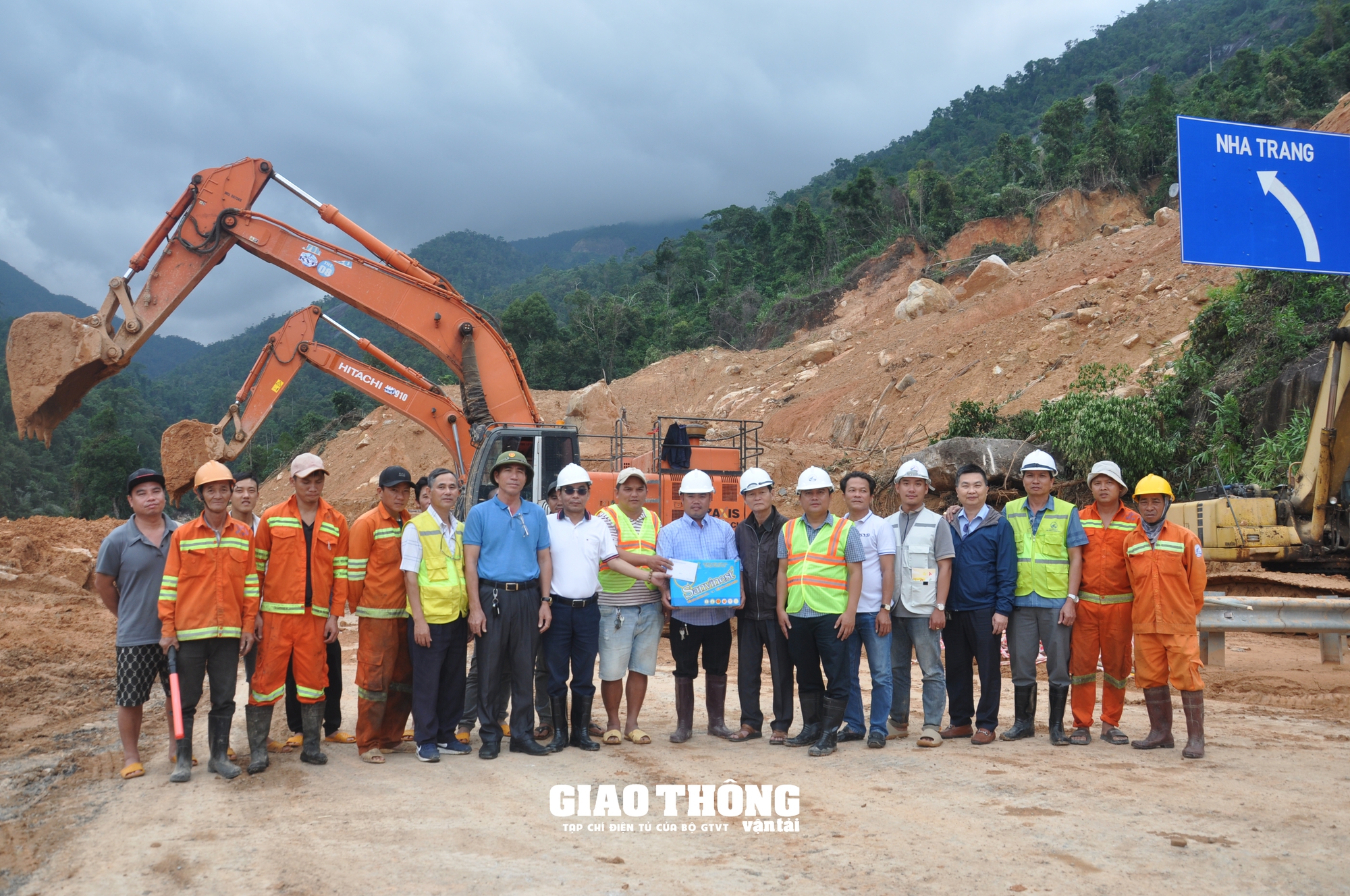 Trao quà, động viên đội ngũ công nhân, lái máy khắc phục sạt lở tuyến QL27C qua đèo Khánh Lê- Ảnh 2.
