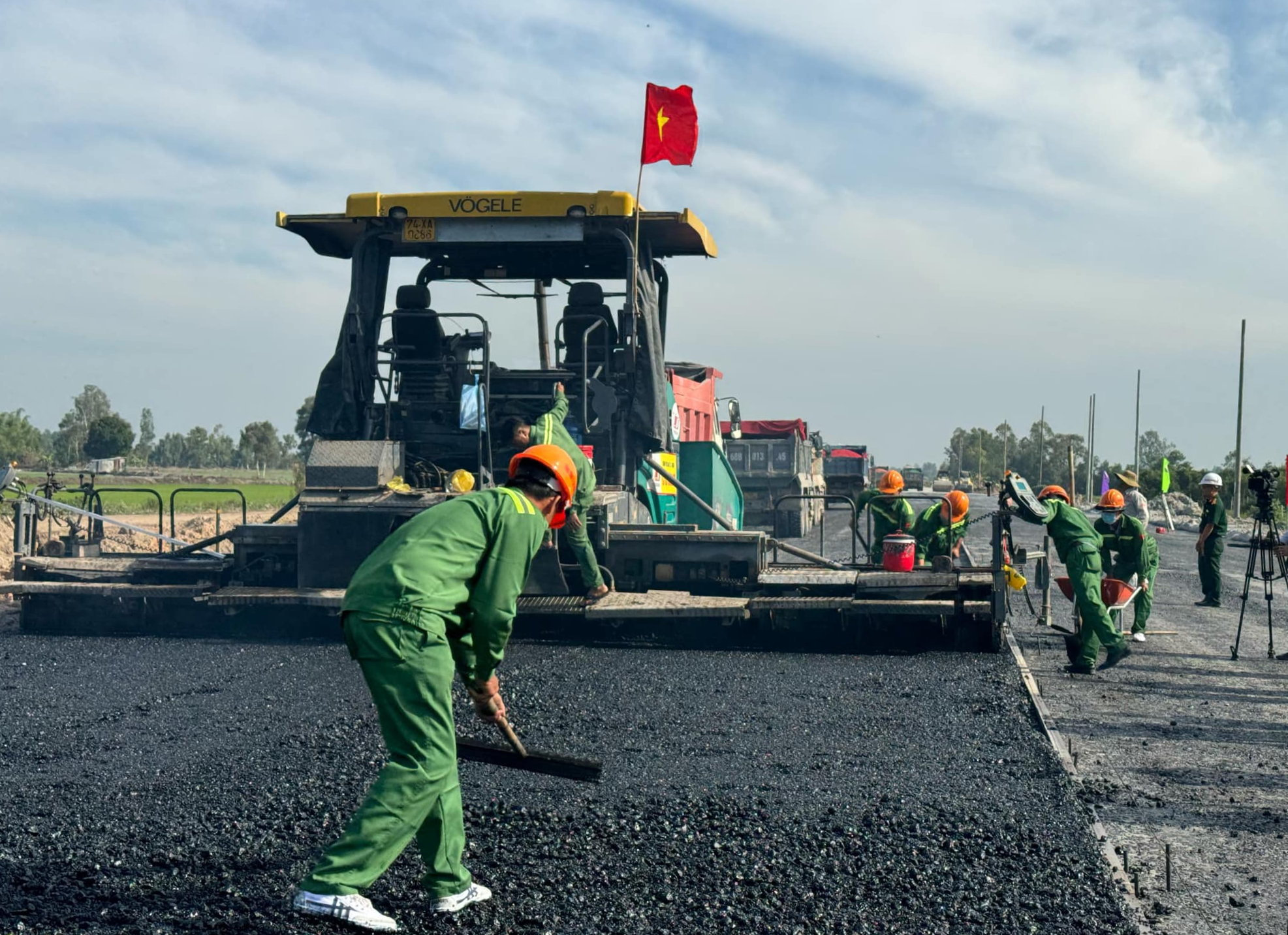 Thảm những mét nhựa đầu tiên trên cao tốc Cần Thơ - Cà Mau- Ảnh 6.