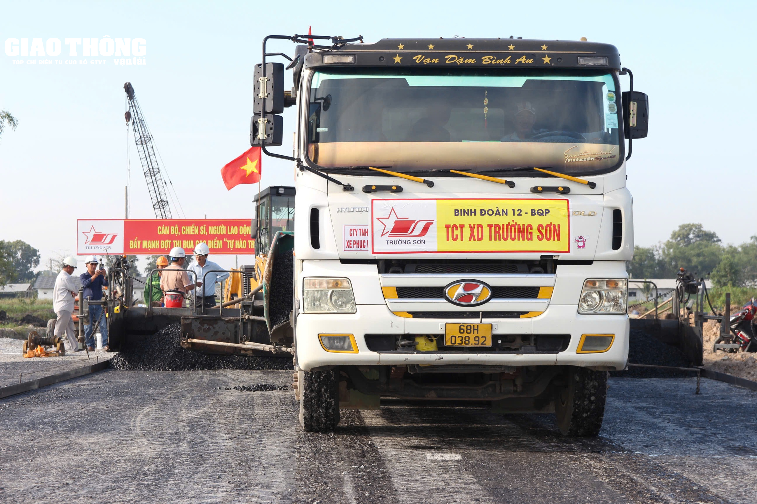 Thảm những mét nhựa đầu tiên trên cao tốc Cần Thơ - Cà Mau- Ảnh 4.