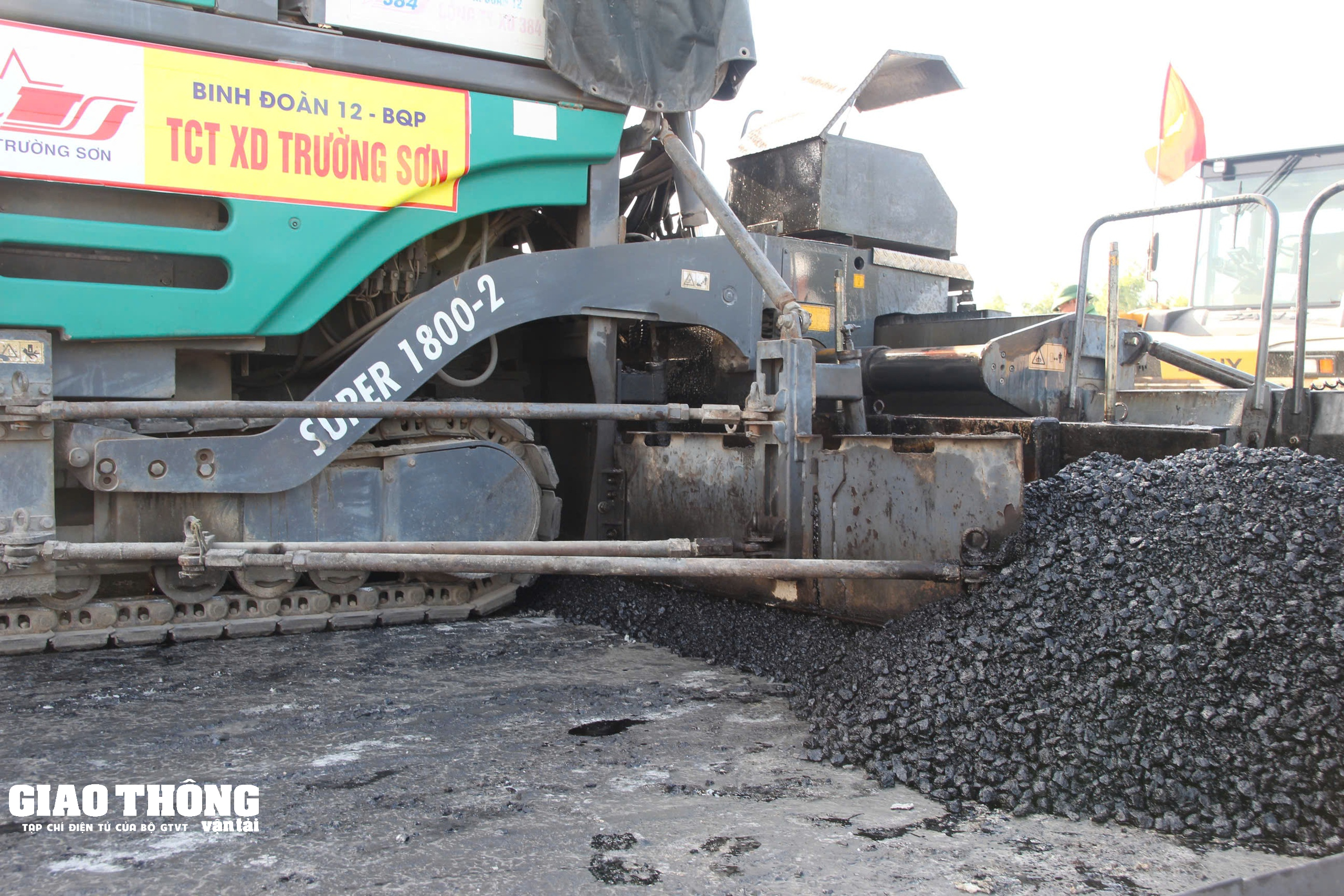 Thảm những mét nhựa đầu tiên trên cao tốc Cần Thơ - Cà Mau- Ảnh 2.