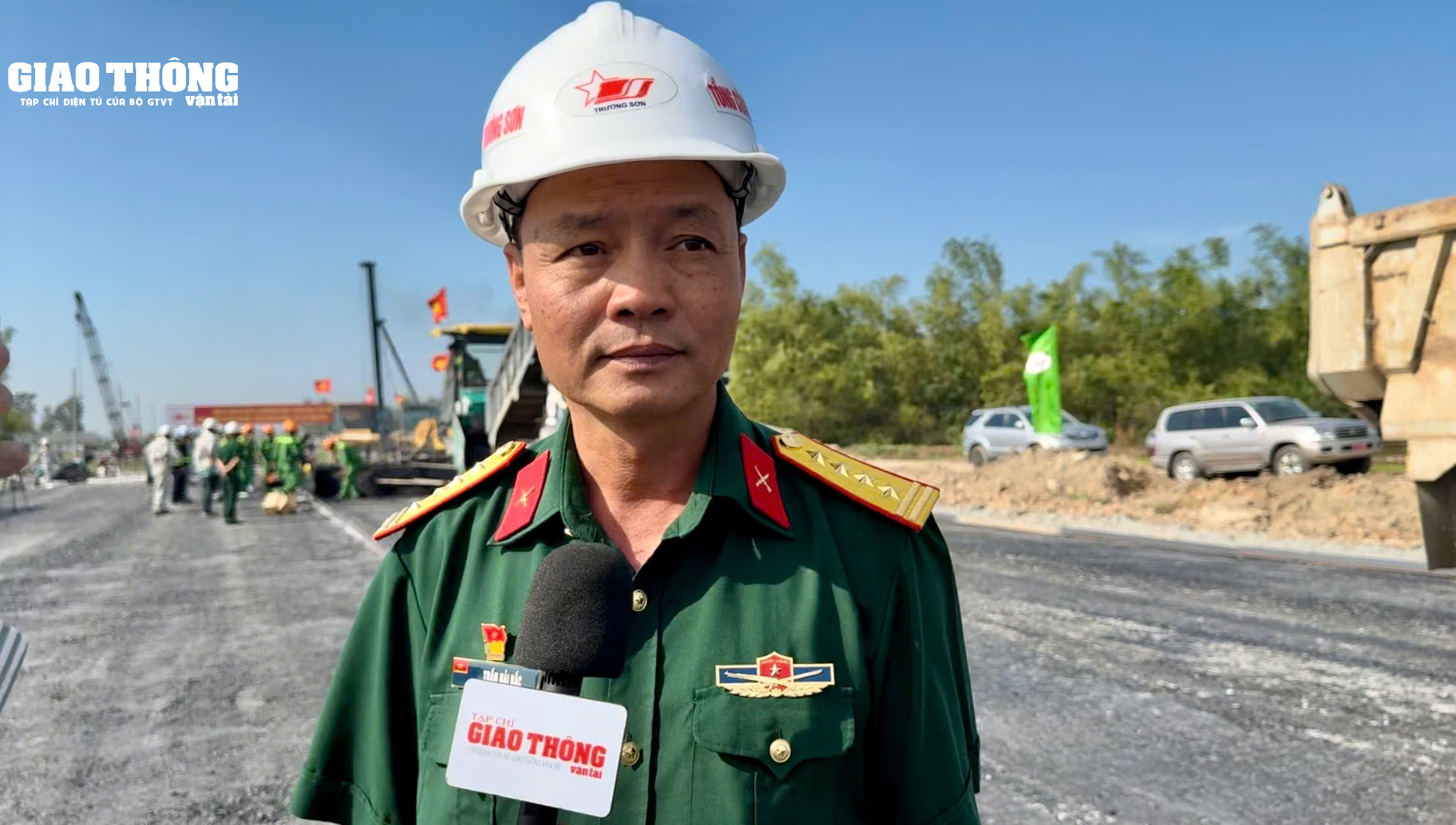 Thảm những mét nhựa đầu tiên trên cao tốc Cần Thơ - Cà Mau- Ảnh 8.