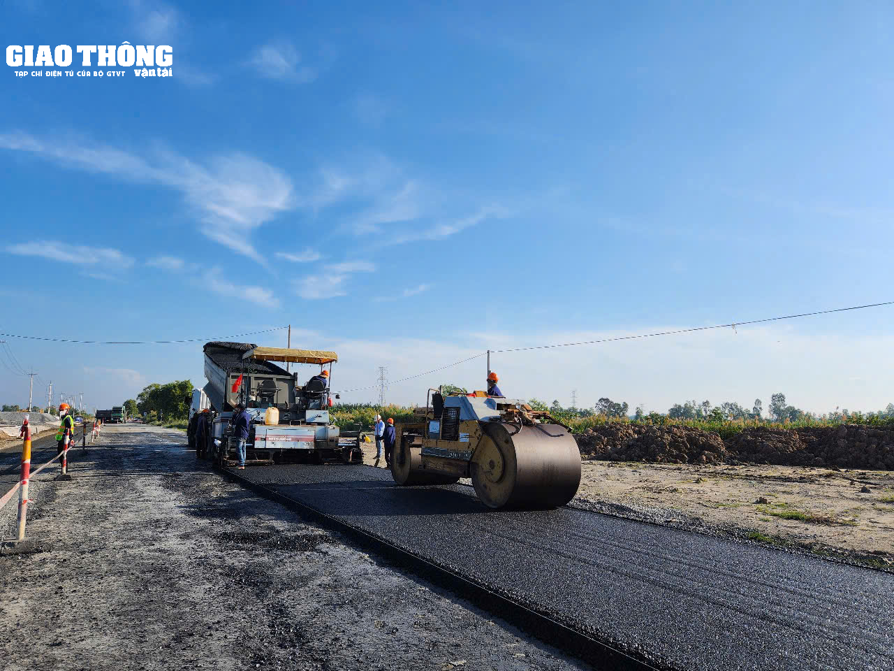 Thảm những mét nhựa đầu tiên trên cao tốc Cần Thơ - Cà Mau- Ảnh 5.