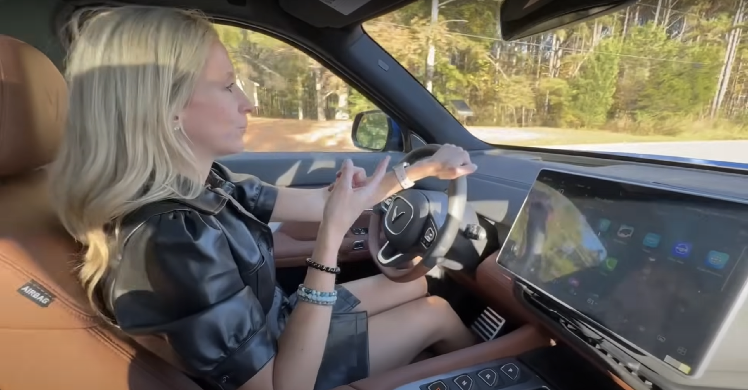 Người Mỹ đánh giá VinFast VF9, tiết lộ một điều ít ai ngờ nhà máy VinFast ở đây - Ảnh 5.