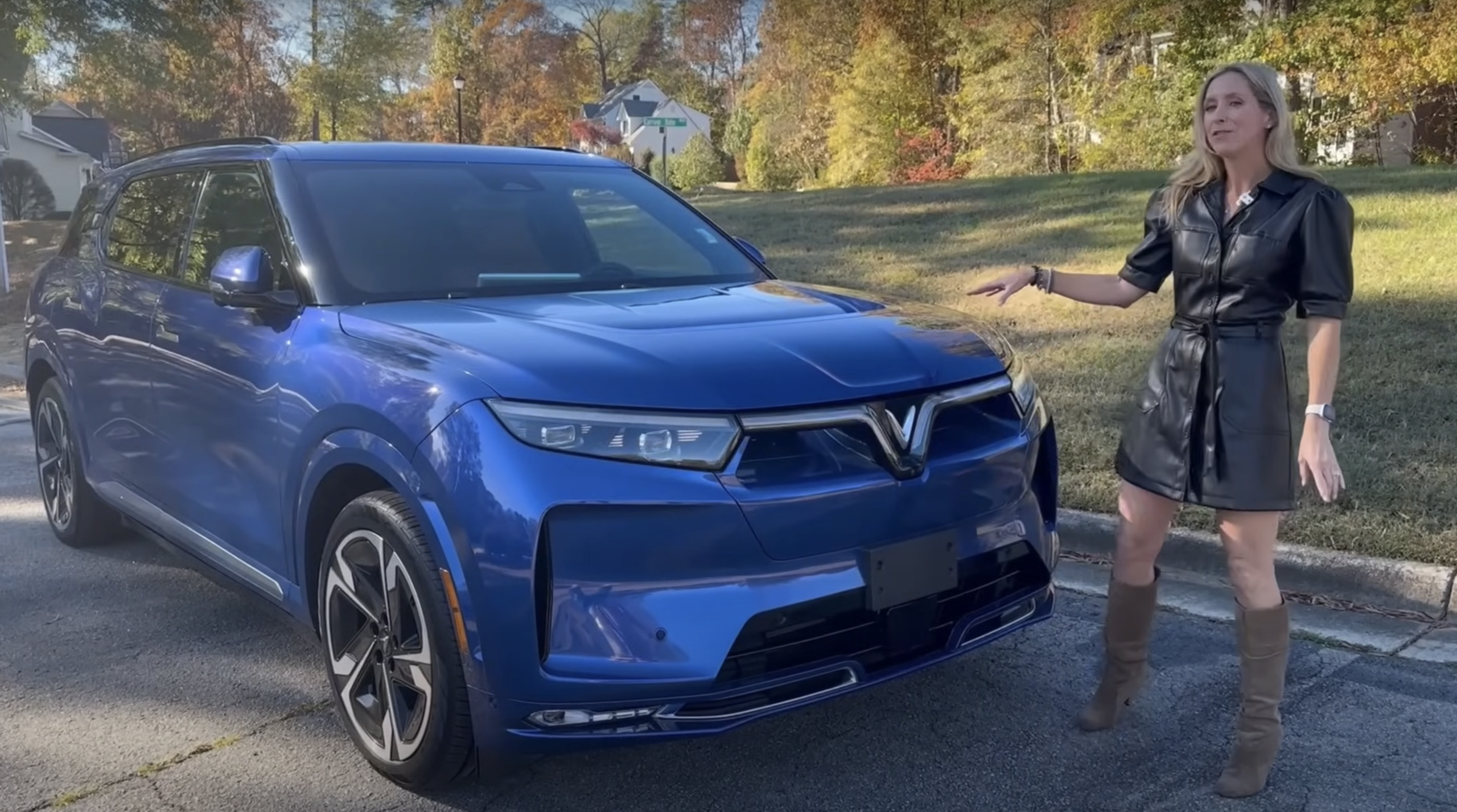 Người Mỹ đánh giá VinFast VF9, tiết lộ một điều ít ai ngờ nhà máy VinFast ở đây - Ảnh 1.