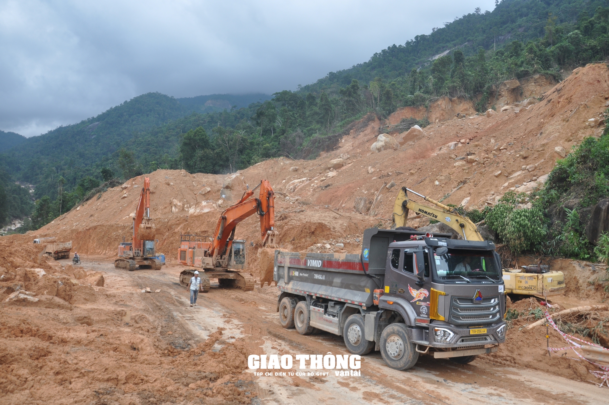 Ăn mỳ tôm, ngủ lán trại, bám đèo Khánh Lê khắc phục sạt lở thông tuyến QL27C - Ảnh 1.