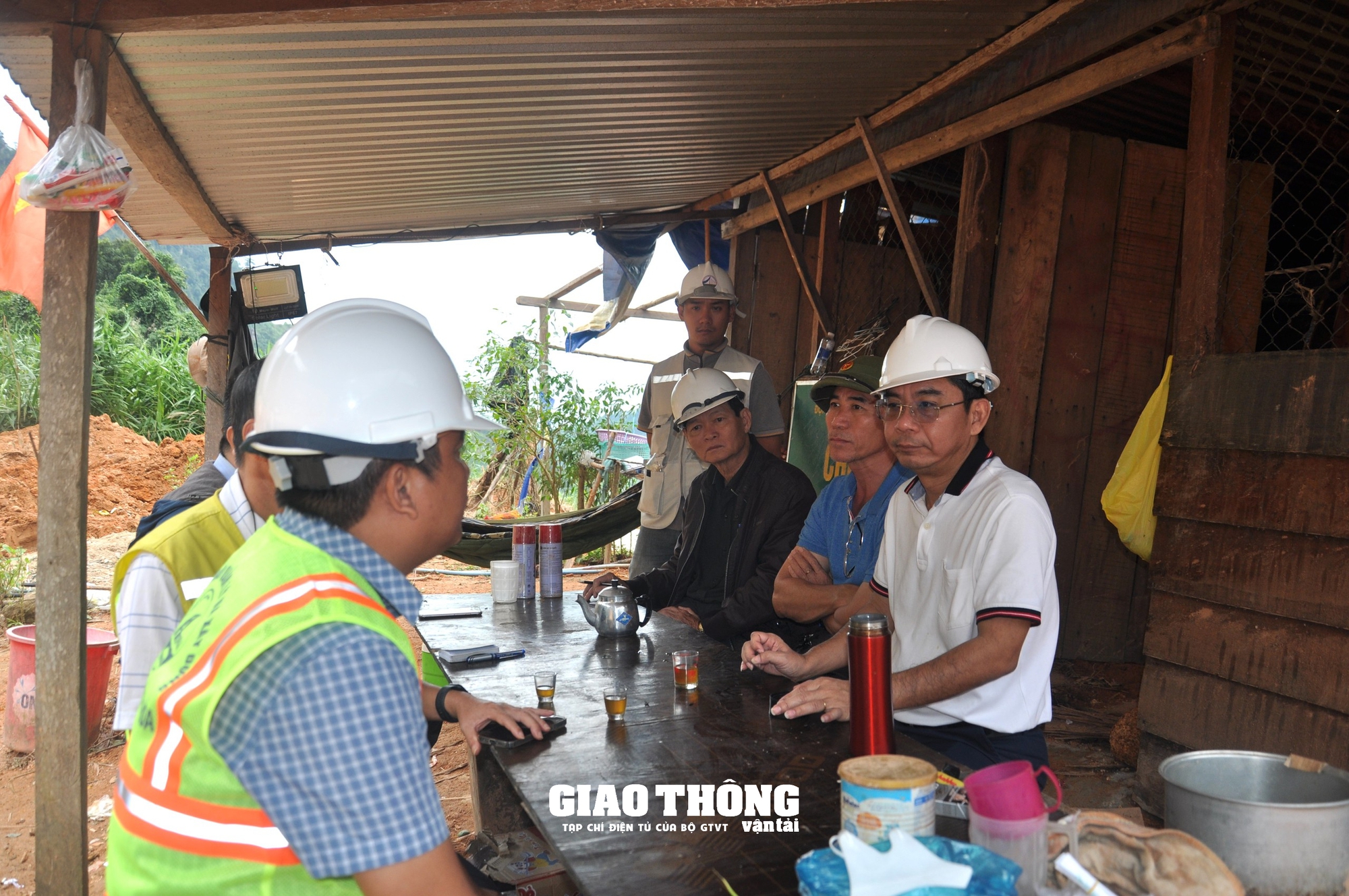 Ăn mỳ tôm, ngủ lán trại, bám đèo Khánh Lê khắc phục sạt lở thông tuyến QL27C - Ảnh 2.