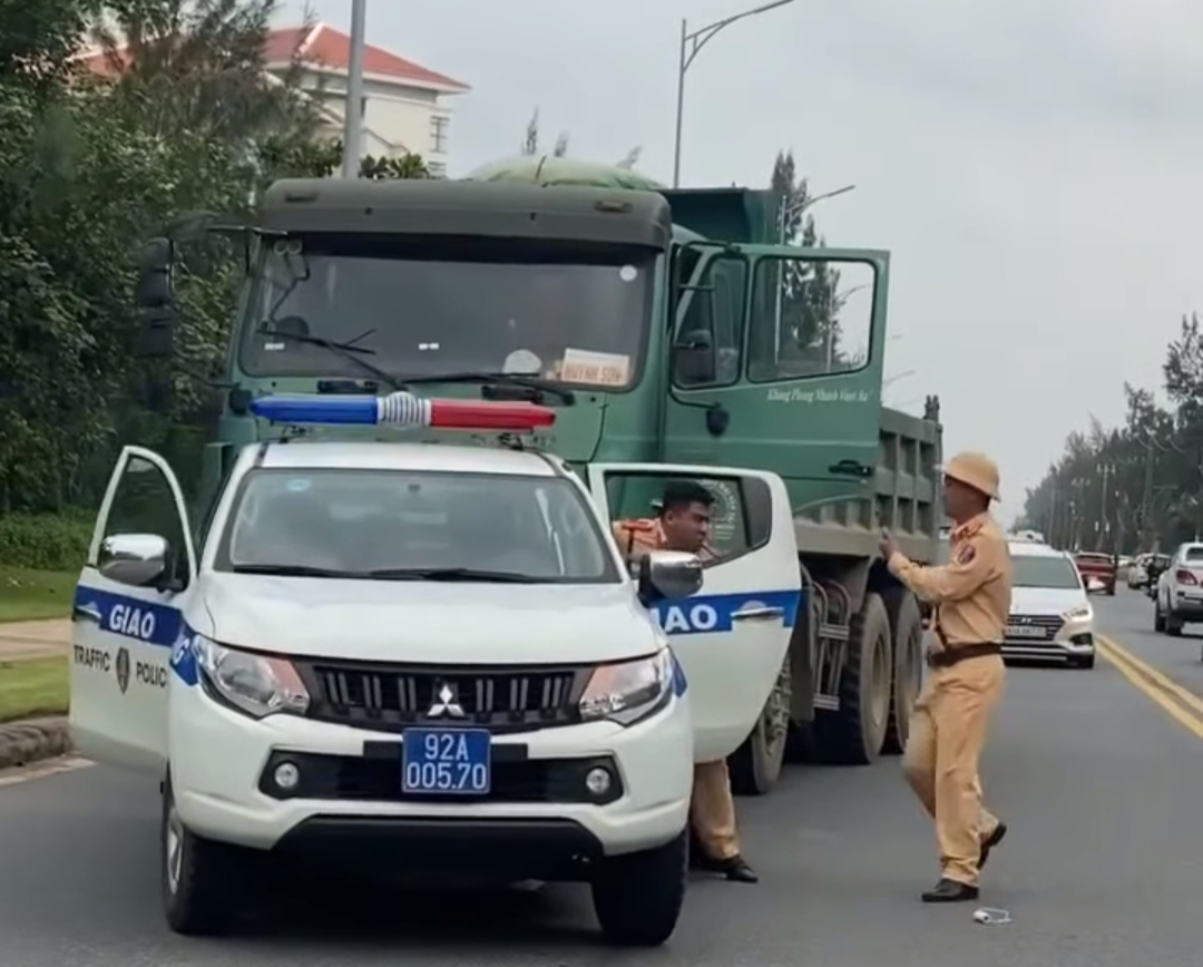 Video: Tạm giữ hình sự tài xế xe ben không chấp hành hiệu lệnh của CSGT tỉnh Quảng Nam - Ảnh 1.