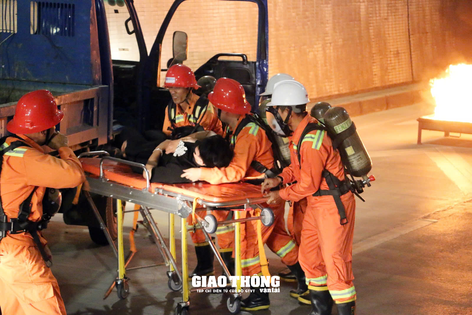 Video: Cận cảnh diễn tập cứu hộ, cứu nạn xe tải bốc cháy trong hầm Hải Vân- Ảnh 2. Video: Cận cảnh diễn tập cứu hộ, cứu nạn xe tải bốc cháy trong hầm Hải Vân- Ảnh 2.