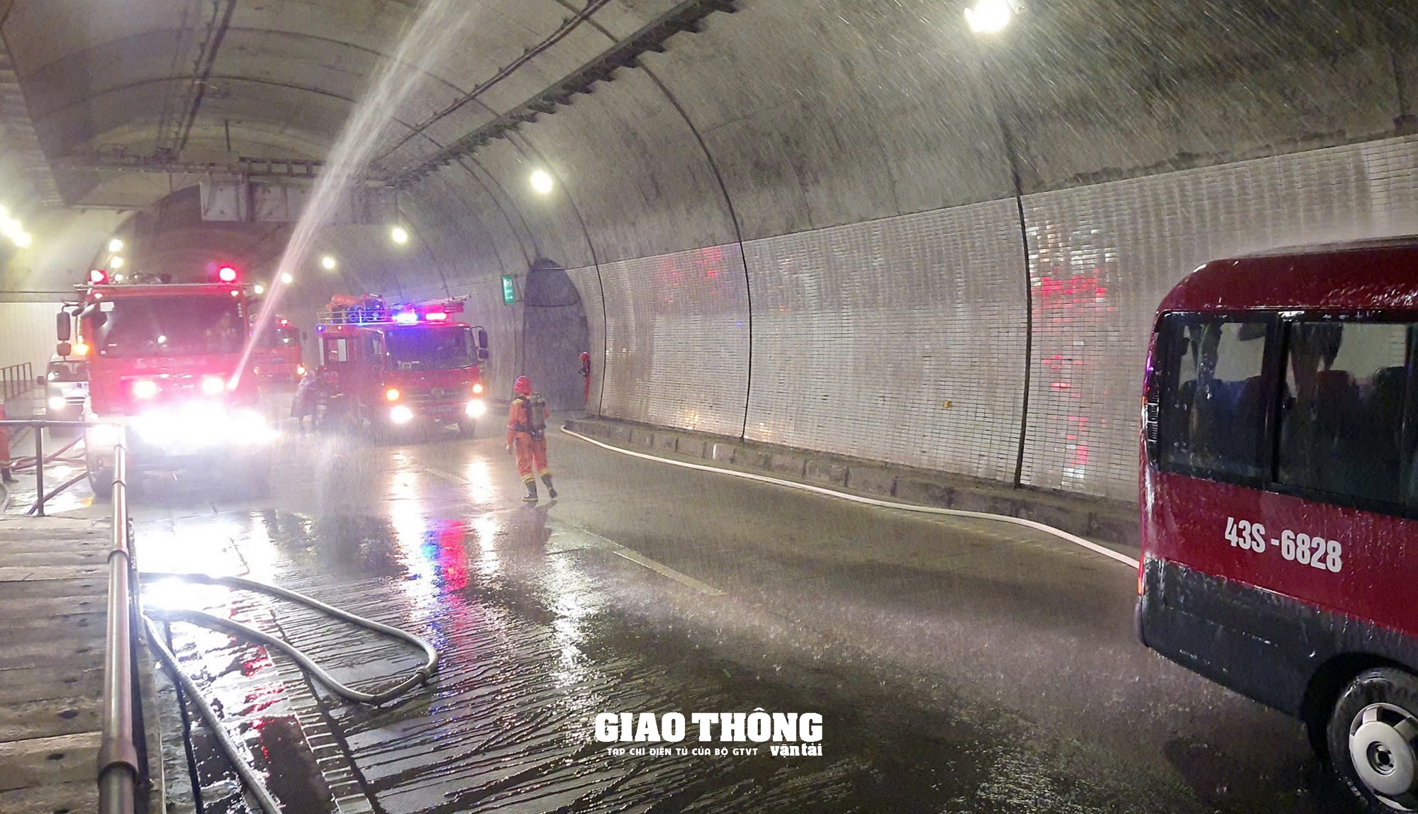 Video: Cận cảnh diễn tập cứu hộ, cứu nạn xe tải bốc cháy trong hầm Hải Vân- Ảnh 3. Video: Cận cảnh diễn tập cứu hộ, cứu nạn xe tải bốc cháy trong hầm Hải Vân- Ảnh 3.