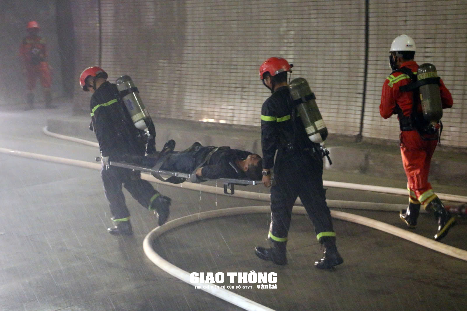 Video: Cận cảnh diễn tập cứu hộ, cứu nạn xe tải bốc cháy trong hầm Hải Vân- Ảnh 4. Video: Cận cảnh diễn tập cứu hộ, cứu nạn xe tải bốc cháy trong hầm Hải Vân- Ảnh 4.