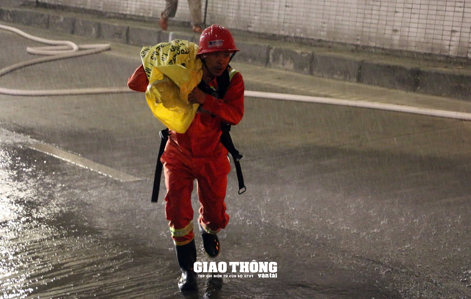 Video: Cận cảnh diễn tập cứu hộ, cứu nạn xe tải bốc cháy trong hầm Hải Vân- Ảnh 5. Video: Cận cảnh diễn tập cứu hộ, cứu nạn xe tải bốc cháy trong hầm Hải Vân- Ảnh 5.