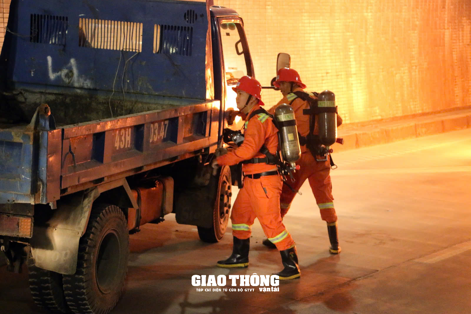 Video: Cận cảnh diễn tập cứu hộ, cứu nạn xe tải bốc cháy trong hầm Hải Vân- Ảnh 6. Video: Cận cảnh diễn tập cứu hộ, cứu nạn xe tải bốc cháy trong hầm Hải Vân- Ảnh 6.