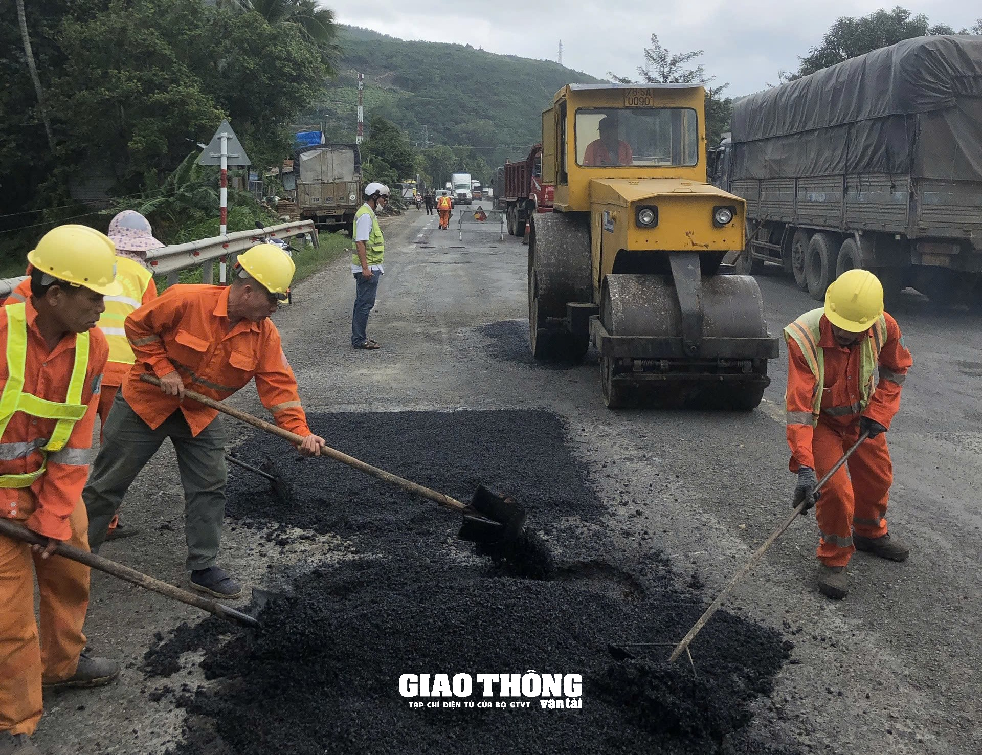 Tăng cường vá sửa mặt đường QL1 ở  tỉnh Phú Yên, đảm bảo giao thông trong điều kiện mưa lớn - Ảnh 9.