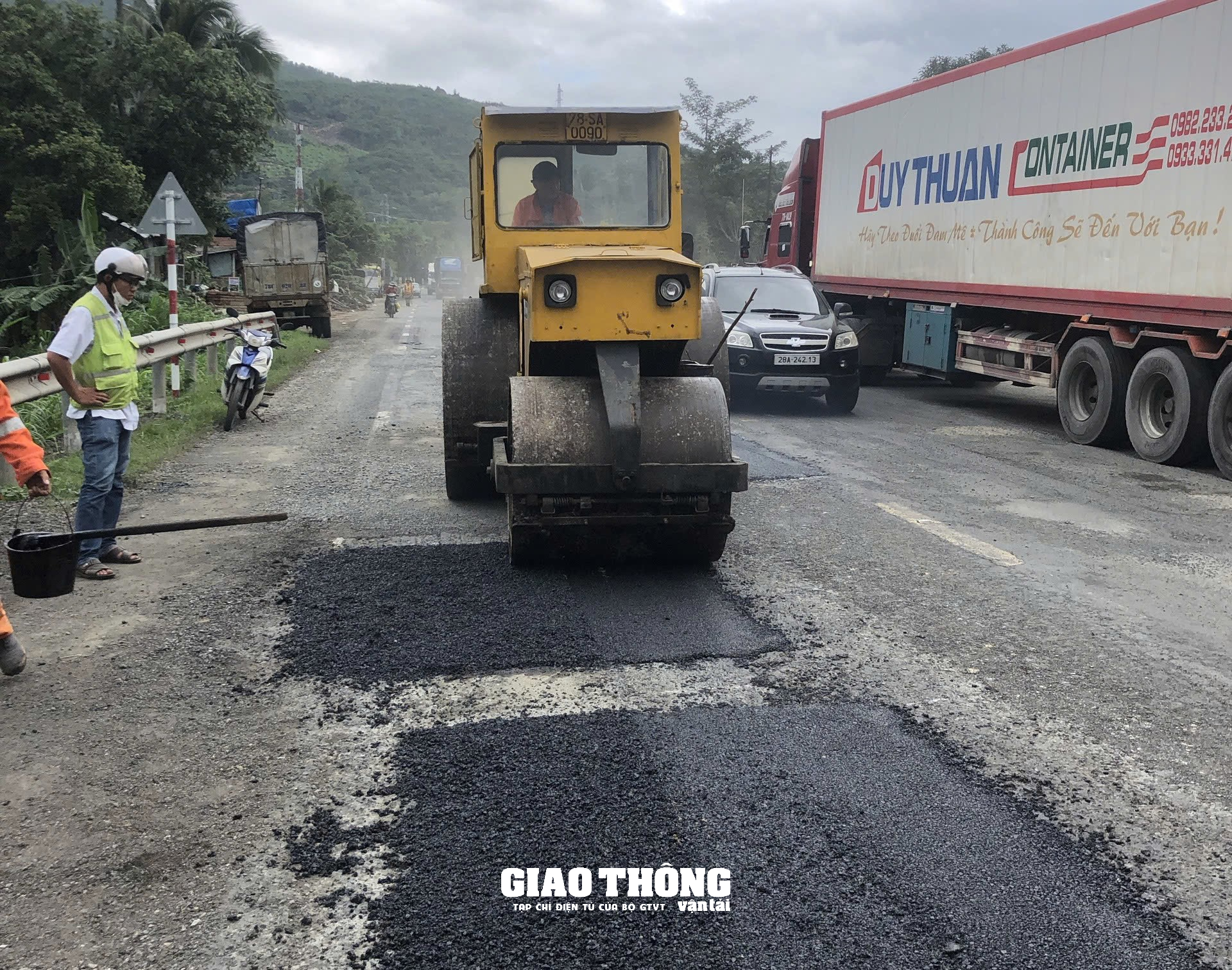 Tăng cường vá sửa mặt đường QL1 ở  tỉnh Phú Yên, đảm bảo giao thông trong điều kiện mưa lớn - Ảnh 10.