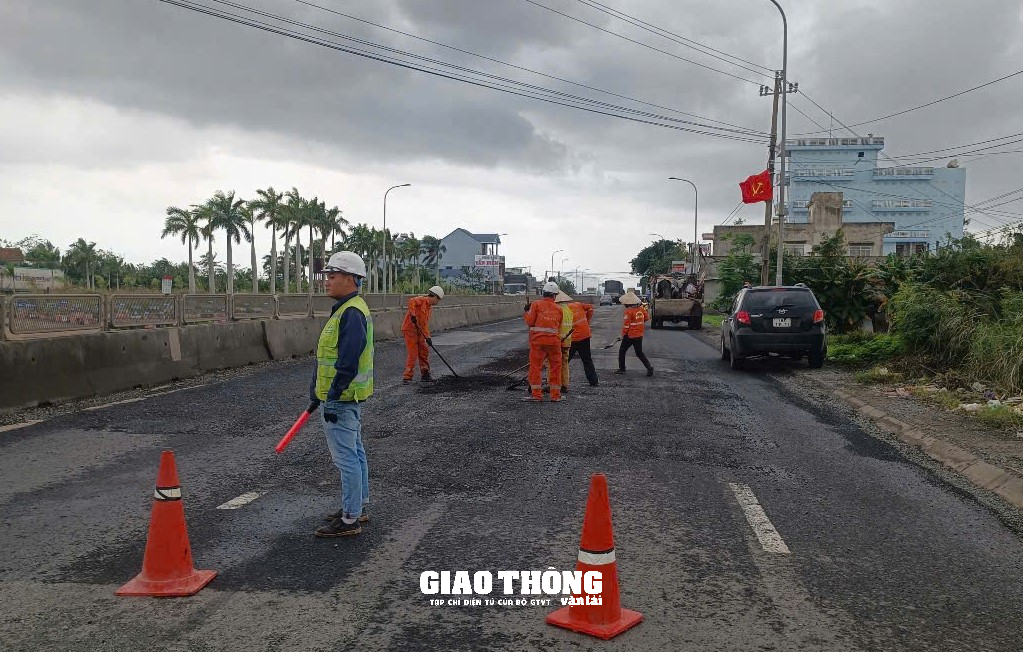 Tăng cường vá sửa mặt đường QL1 ở  tỉnh Phú Yên, đảm bảo giao thông trong điều kiện mưa lớn - Ảnh 11.