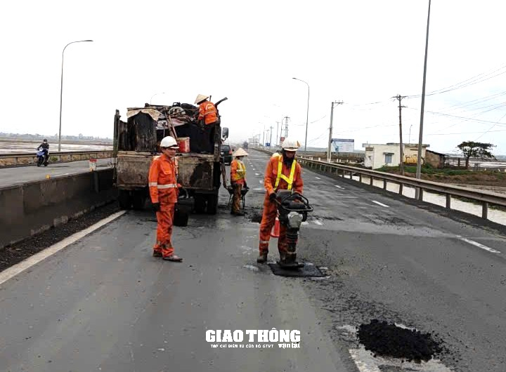 Tăng cường vá sửa mặt đường QL1 ở  tỉnh Phú Yên, đảm bảo giao thông trong điều kiện mưa lớn - Ảnh 12.