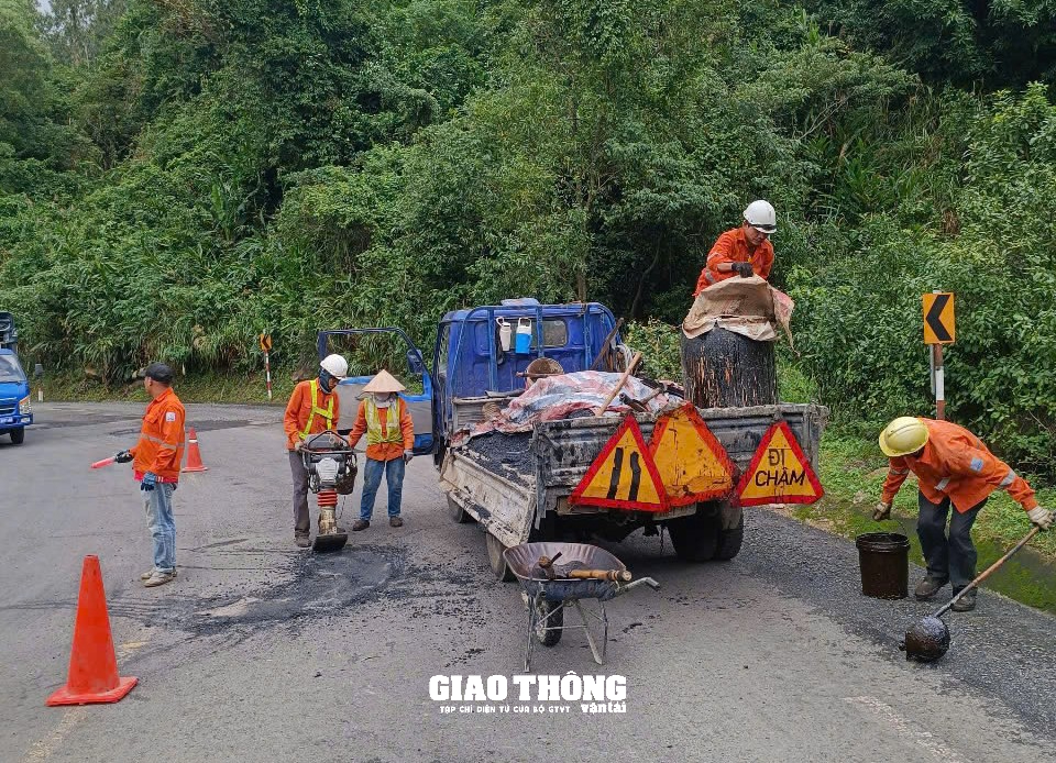 Tăng cường vá sửa mặt đường QL1 ở  tỉnh Phú Yên, đảm bảo giao thông trong điều kiện mưa lớn - Ảnh 14.