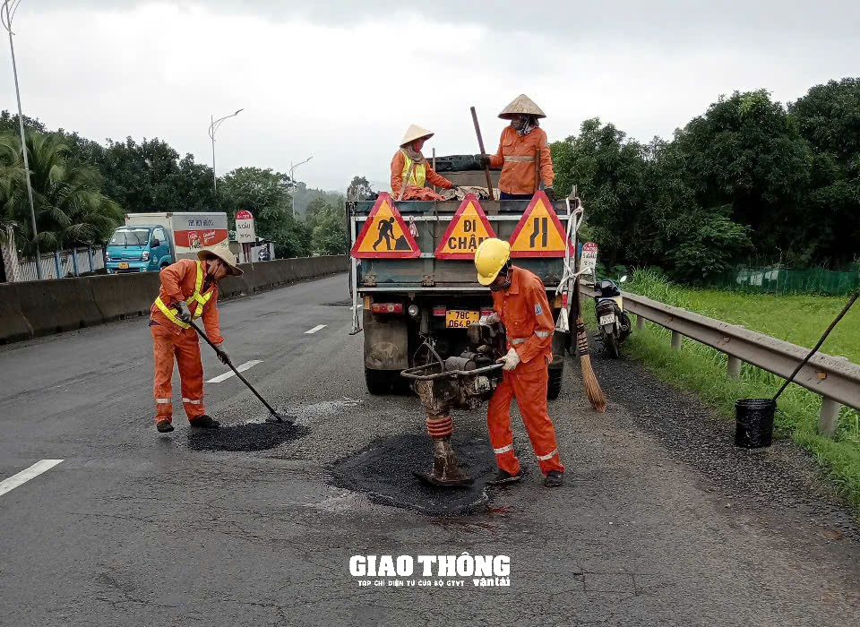 Tăng cường vá sửa mặt đường QL1 ở  tỉnh Phú Yên, đảm bảo giao thông trong điều kiện mưa lớn - Ảnh 15.