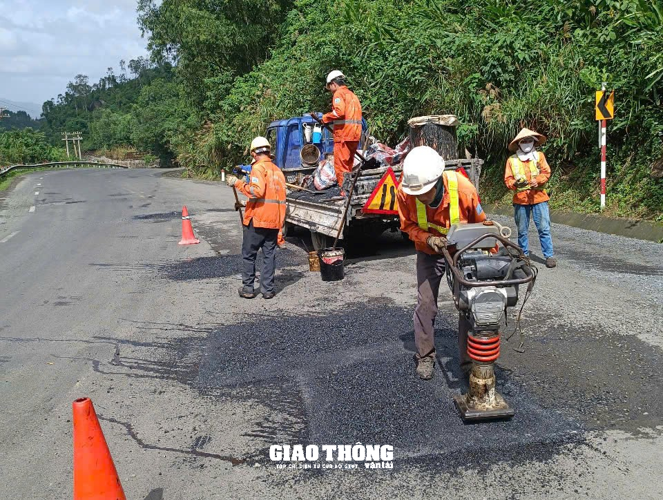 Tăng cường vá sửa mặt đường QL1 ở  tỉnh Phú Yên, đảm bảo giao thông trong điều kiện mưa lớn - Ảnh 16.