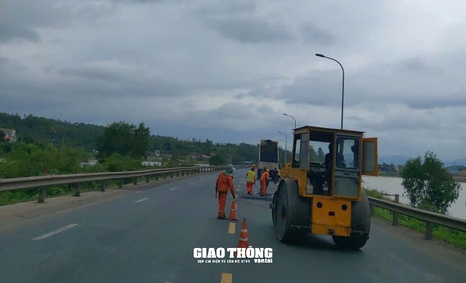 Tăng cường vá sửa mặt đường QL1 ở  tỉnh Phú Yên, đảm bảo giao thông trong điều kiện mưa lớn - Ảnh 18.