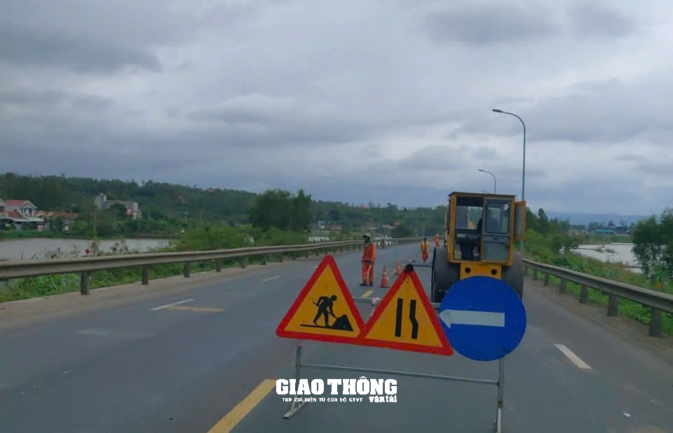 Tăng cường vá sửa mặt đường QL1 ở  tỉnh Phú Yên, đảm bảo giao thông trong điều kiện mưa lớn - Ảnh 19.
