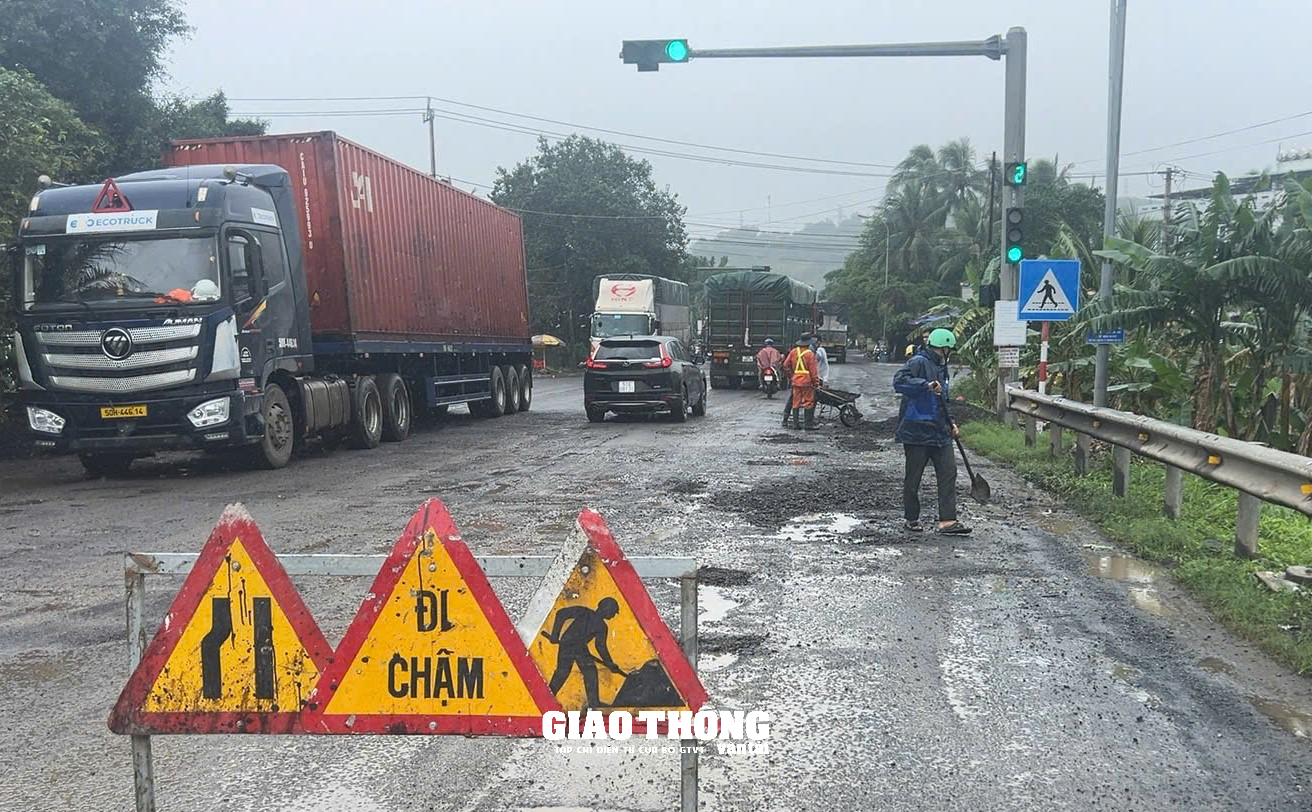 Tăng cường vá sửa mặt đường QL1 ở  tỉnh Phú Yên, đảm bảo giao thông trong điều kiện mưa lớn - Ảnh 2.