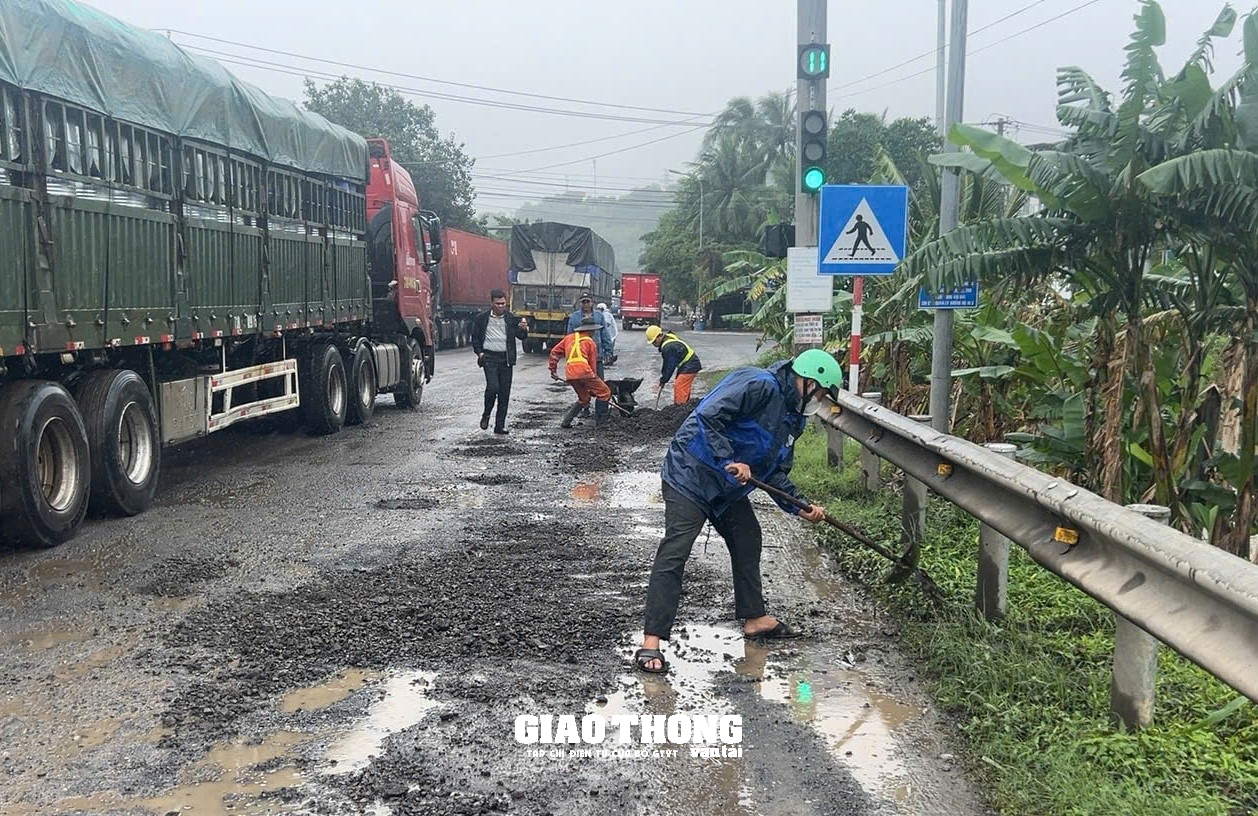 Tăng cường vá sửa mặt đường QL1 ở  tỉnh Phú Yên, đảm bảo giao thông trong điều kiện mưa lớn - Ảnh 4.
