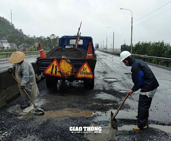 Tăng cường vá sửa mặt đường QL1 ở  tỉnh Phú Yên, đảm bảo giao thông trong điều kiện mưa lớn - Ảnh 6.