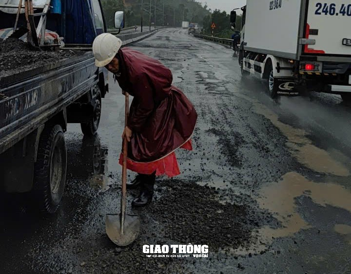 Tăng cường vá sửa mặt đường QL1 ở  tỉnh Phú Yên, đảm bảo giao thông trong điều kiện mưa lớn - Ảnh 8.