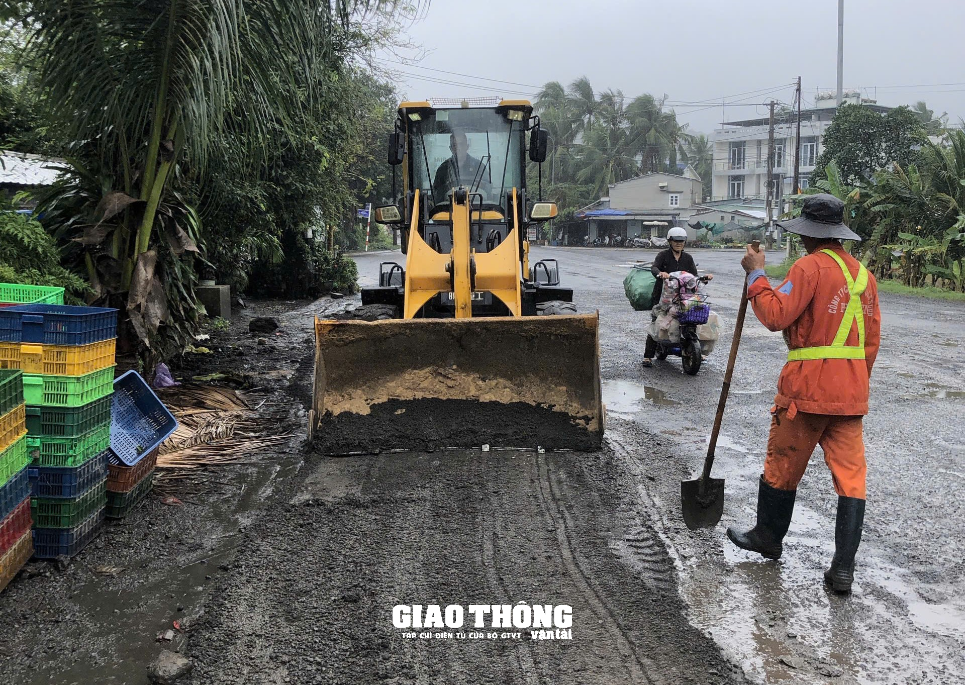 Tăng cường vá sửa mặt đường QL1 ở  tỉnh Phú Yên, đảm bảo giao thông trong điều kiện mưa lớn - Ảnh 1.