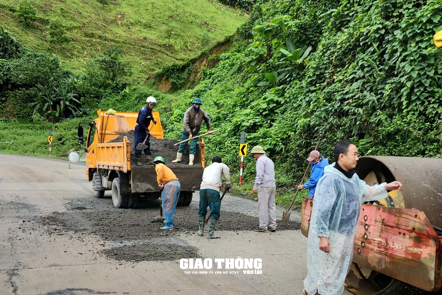 Cận cảnh vá sửa mặt đường, đảm bảo giao thông các tuyến quốc lộ ở Quảng Nam và Đà Nẵng- Ảnh 1.