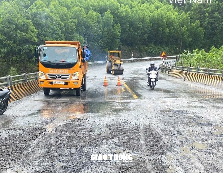 Cận cảnh vá sửa mặt đường, đảm bảo giao thông các tuyến quốc lộ ở Quảng Nam và Đà Nẵng- Ảnh 2.