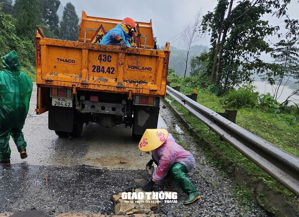 Cận cảnh vá sửa mặt đường, đảm bảo giao thông các tuyến quốc lộ ở Quảng Nam và Đà Nẵng- Ảnh 5.