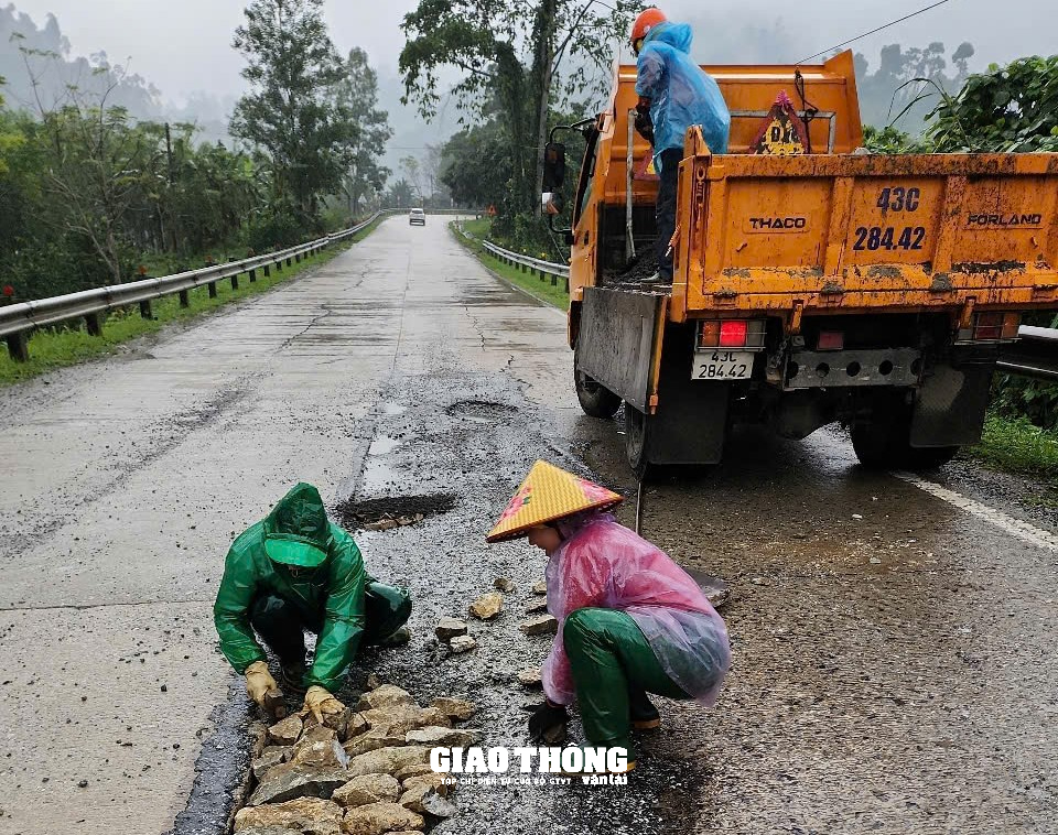 Cận cảnh vá sửa mặt đường, đảm bảo giao thông các tuyến quốc lộ ở Quảng Nam và Đà Nẵng- Ảnh 6.