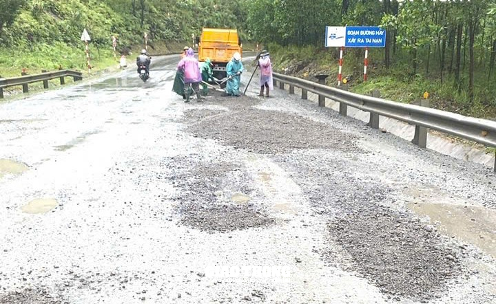 Cận cảnh vá sửa mặt đường, đảm bảo giao thông các tuyến quốc lộ ở Quảng Nam và Đà Nẵng- Ảnh 9.
