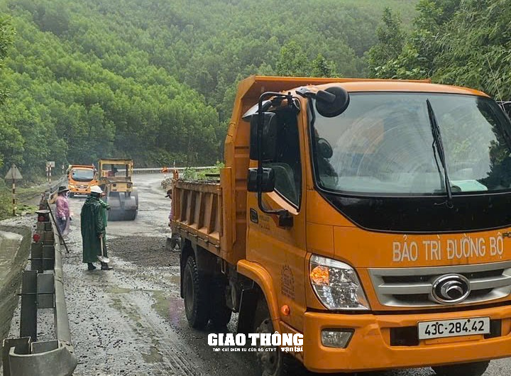 Cận cảnh vá sửa mặt đường, đảm bảo giao thông các tuyến quốc lộ ở Quảng Nam và Đà Nẵng- Ảnh 11.
