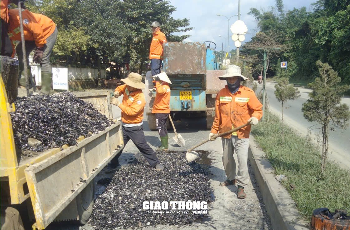 Cận cảnh vá sửa mặt đường, đảm bảo giao thông các tuyến quốc lộ ở Quảng Nam và Đà Nẵng- Ảnh 13.