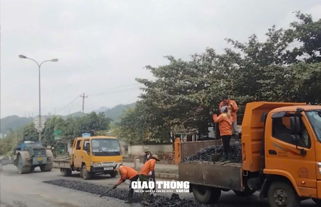 Cận cảnh vá sửa mặt đường, đảm bảo giao thông các tuyến quốc lộ ở Quảng Nam và Đà Nẵng- Ảnh 15.