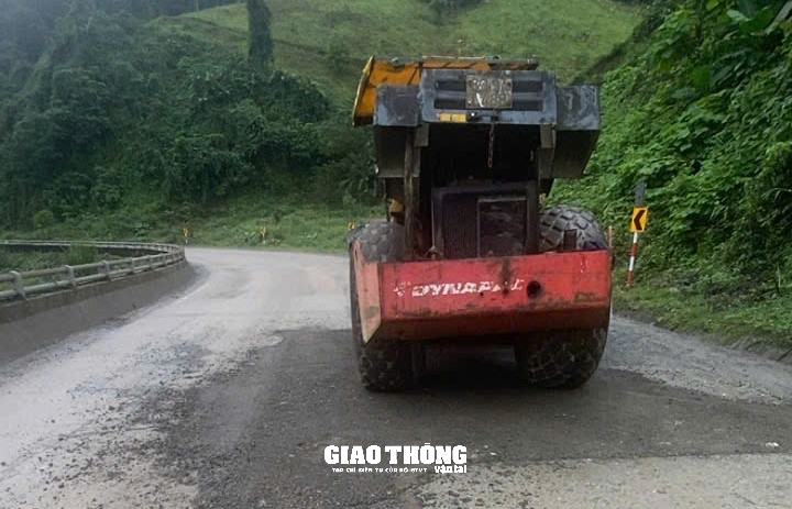 Cận cảnh vá sửa mặt đường, đảm bảo giao thông các tuyến quốc lộ ở Quảng Nam và Đà Nẵng- Ảnh 16.