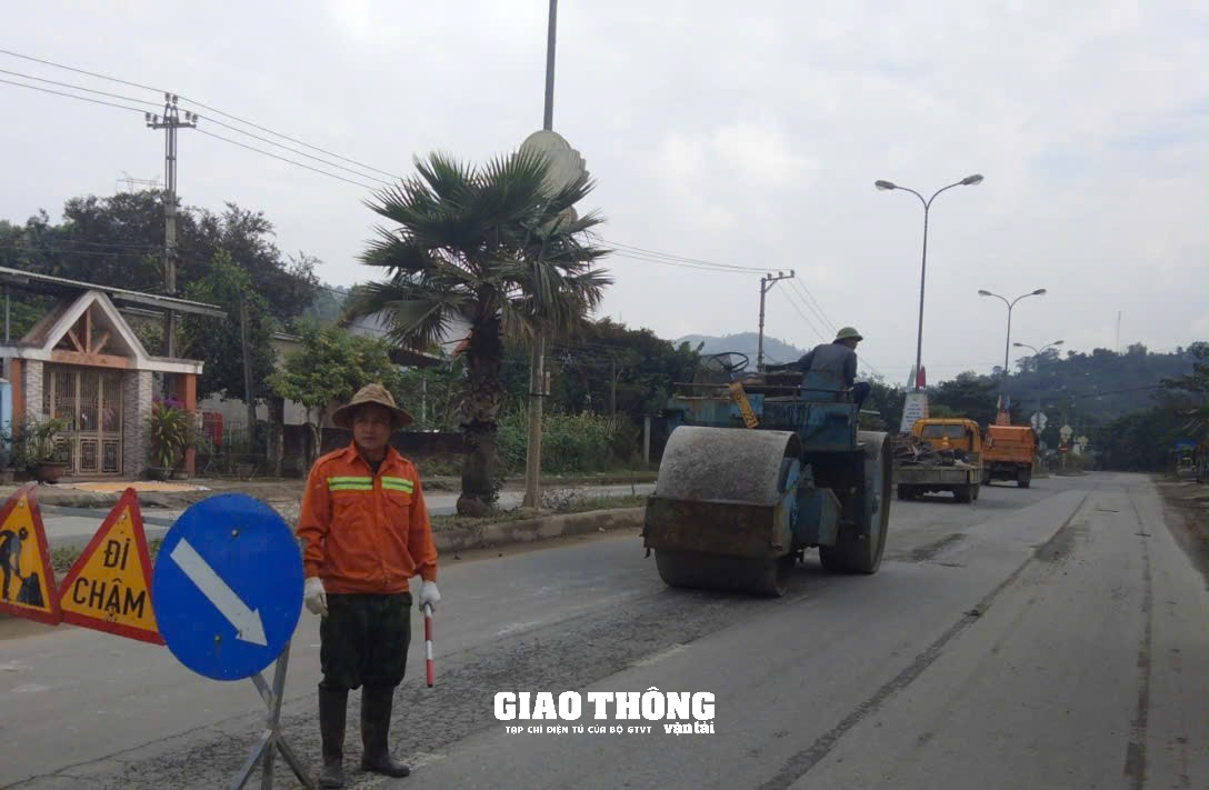 Cận cảnh vá sửa mặt đường, đảm bảo giao thông các tuyến quốc lộ ở Quảng Nam và Đà Nẵng- Ảnh 17.
