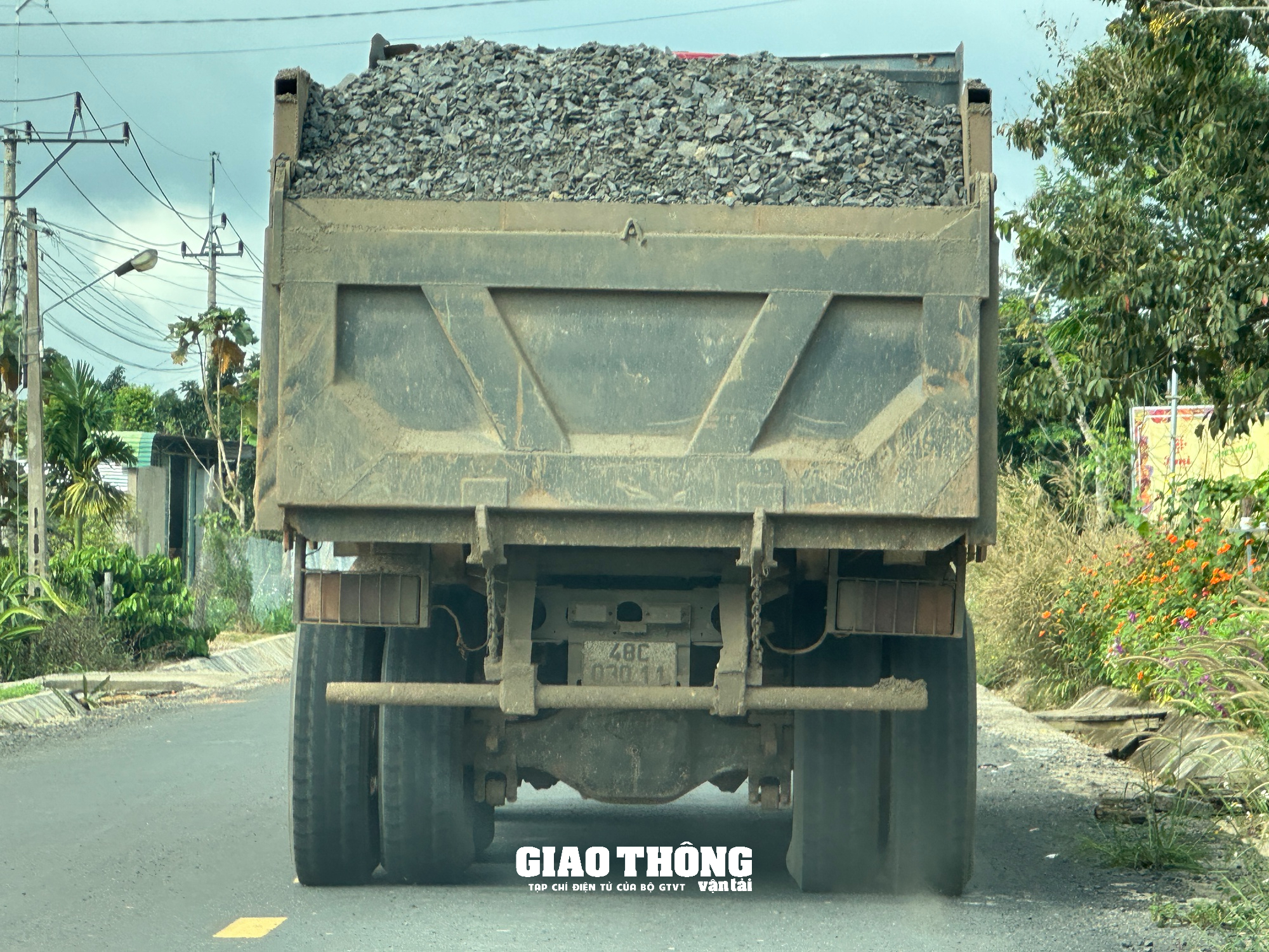 Đắk Nông: Xe chở đá dấu hiệu cơi nới thành thùng chở quá tải lại hoành hành- Ảnh 3. Đắk Nông: Xe chở đá dấu hiệu cơi nới thành thùng chở quá tải lại hoành hành- Ảnh 3.