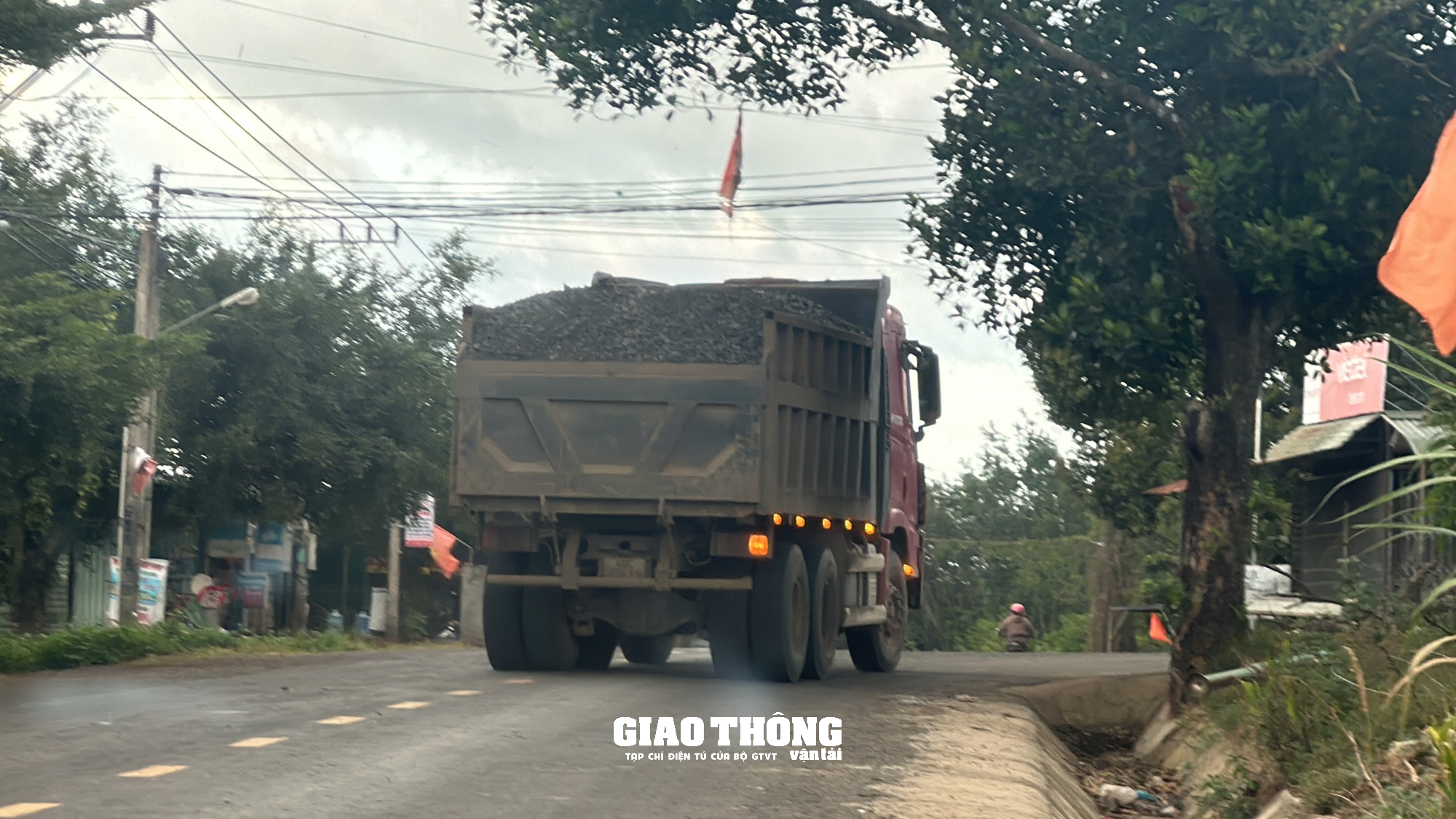 Đắk Nông: Xe chở đá dấu hiệu cơi nới thành thùng chở quá tải lại hoành hành- Ảnh 6. Đắk Nông: Xe chở đá dấu hiệu cơi nới thành thùng chở quá tải lại hoành hành- Ảnh 6.