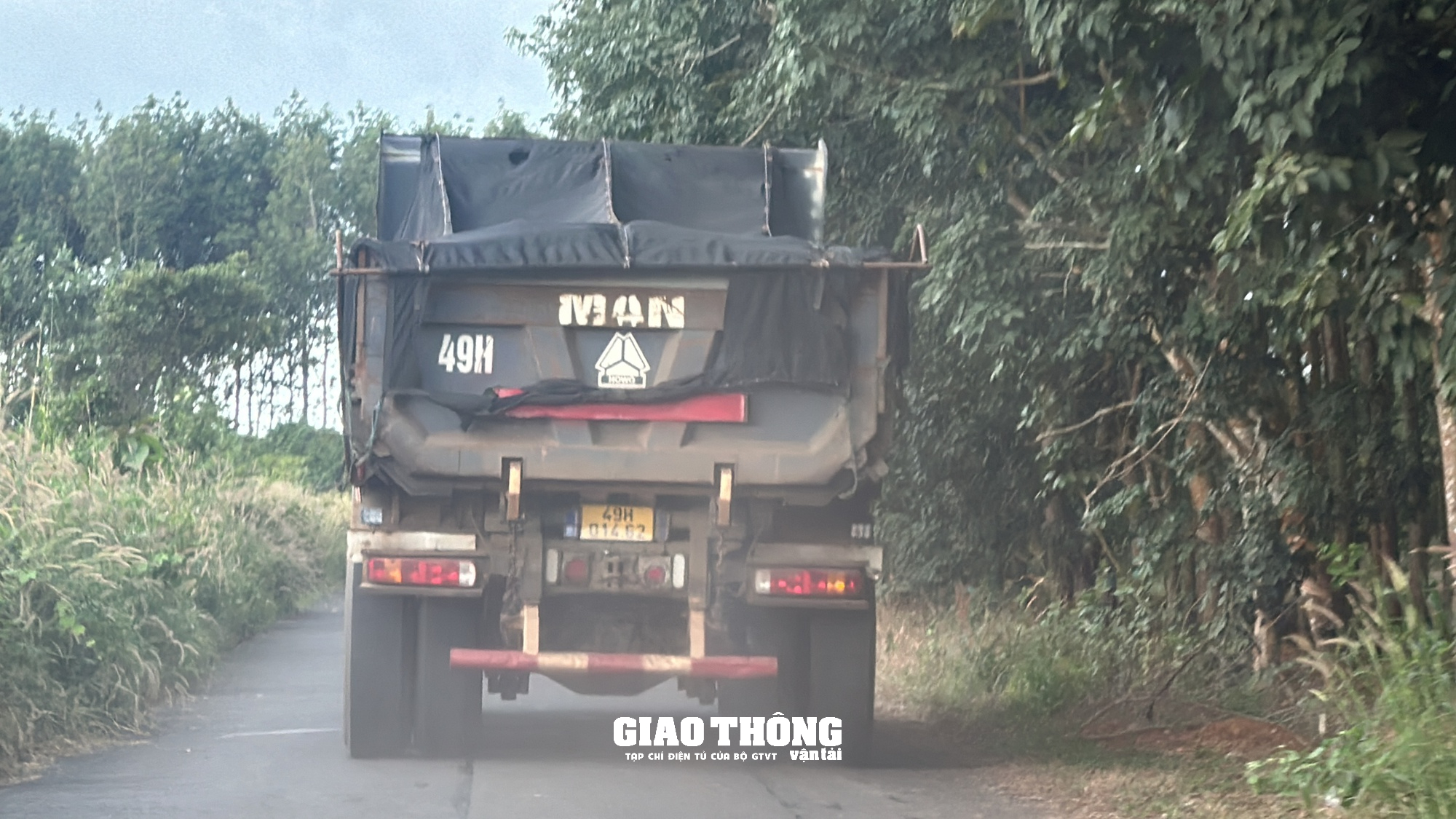 Đắk Nông: Xe chở đá dấu hiệu cơi nới thành thùng chở quá tải lại hoành hành- Ảnh 7. Đắk Nông: Xe chở đá dấu hiệu cơi nới thành thùng chở quá tải lại hoành hành- Ảnh 7.