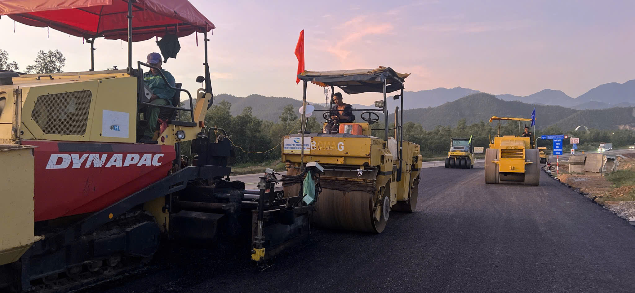 Video cận cảnh thảm những mét bê tông nhựa đầu tiên dự án cao tốc Hòa Liên-Túy Loan - Ảnh 1.