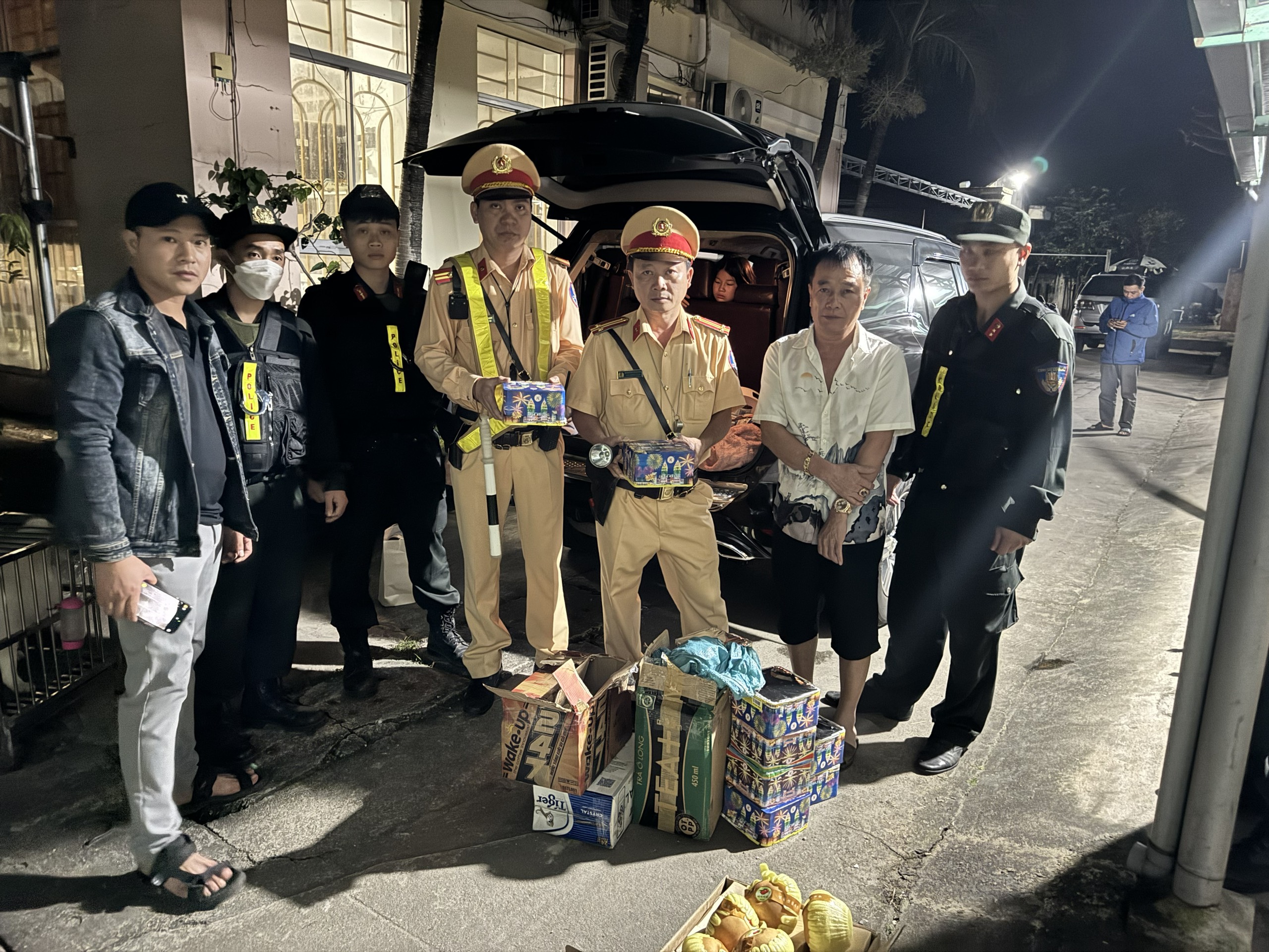 Kiểm tra nồng độ cồn tài xế, CSGT Quảng Ngãi phát hiện ô tô chở pháo lậu- Ảnh 1.
