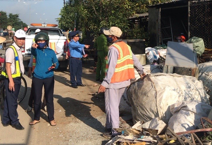 Lập lại trật tự, an toàn hành lang đường bộ tuyến QL1 qua Quảng Nam- Ảnh 4.