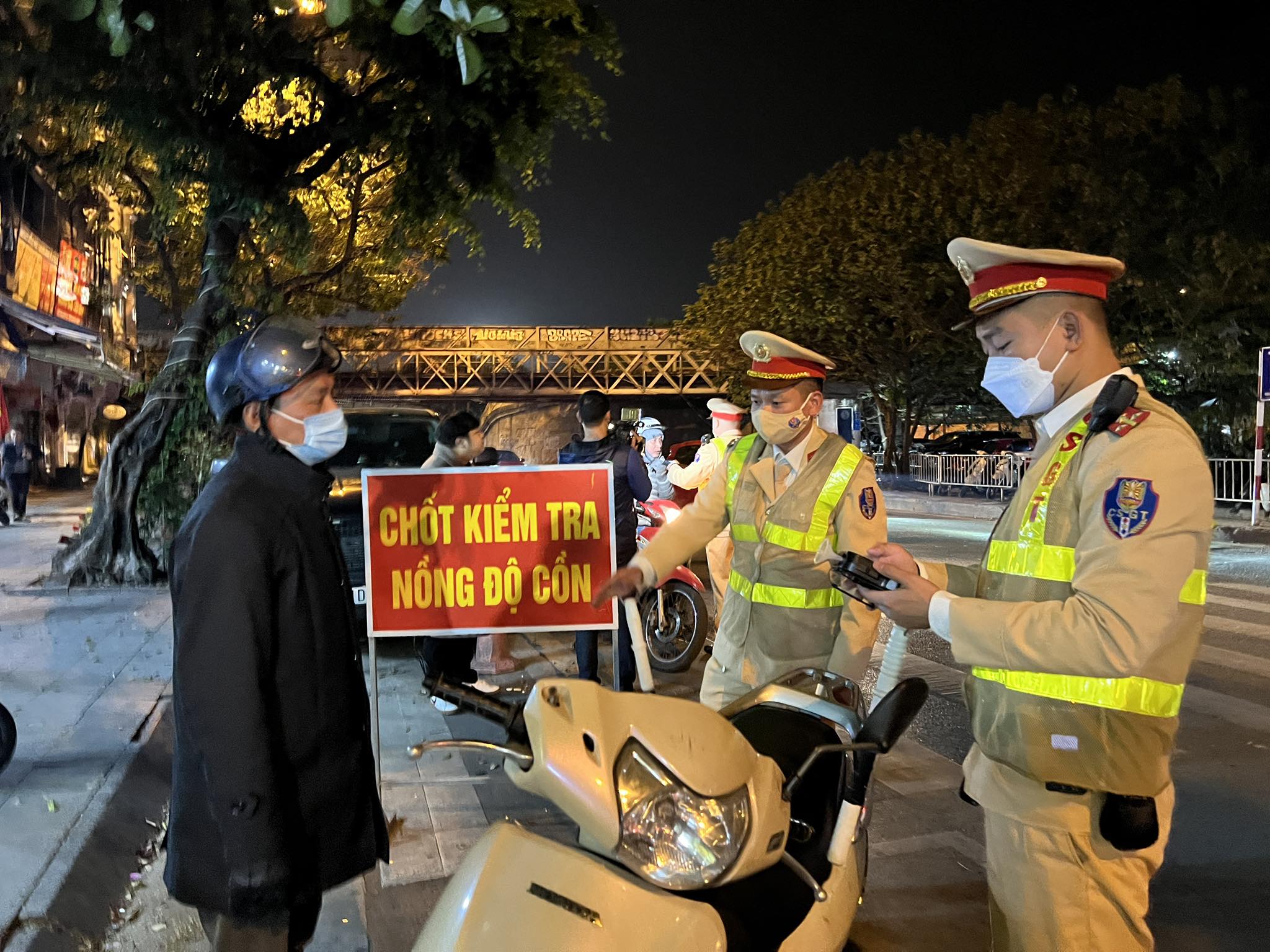 Mùng 1 sang nhà con gái uống rượu chúc tết, về dính nồng độ cồn bị CSGT giữ xe máy- Ảnh 1.