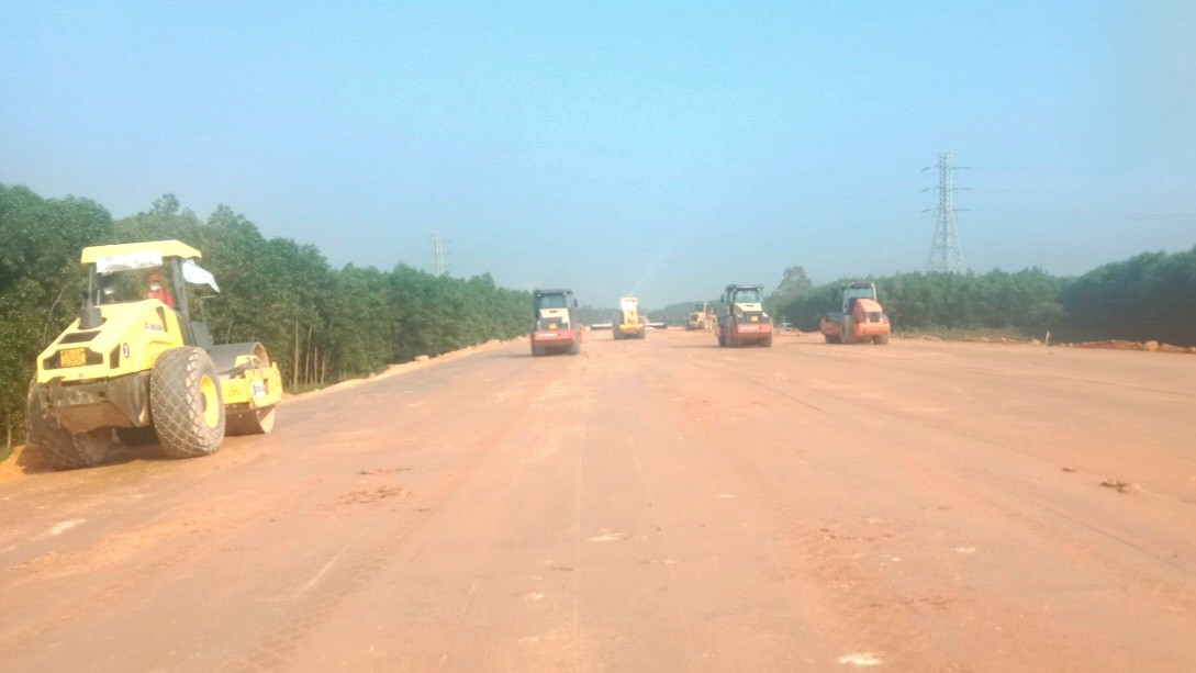 Tết không nghỉ trên công trường cao tốc Quảng Ngãi - Hoài Nhơn- Ảnh 1. Tết không nghỉ trên công trường cao tốc Quảng Ngãi - Hoài Nhơn- Ảnh 1.